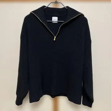 Lui's 블랙 하프 지퍼 스웨터