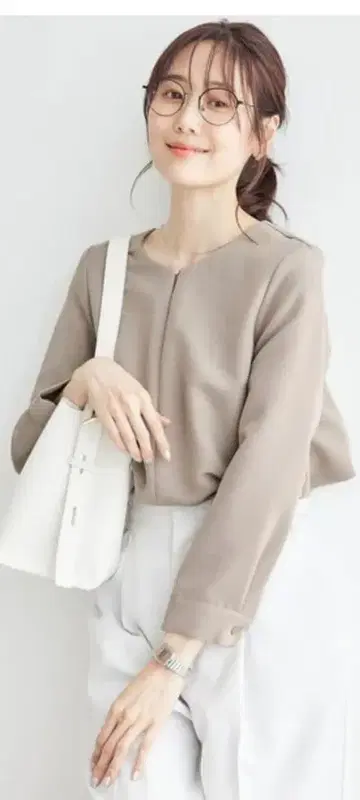 베이지 긴팔 블라우스 심플한 디자인