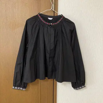 [LUEUF] 내추럴 자수 긴팔 블라우스 겉옷 블랙