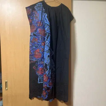 YOKANG 블랙과 파랑 꽃무늬 자수 슬리브리스 원피스