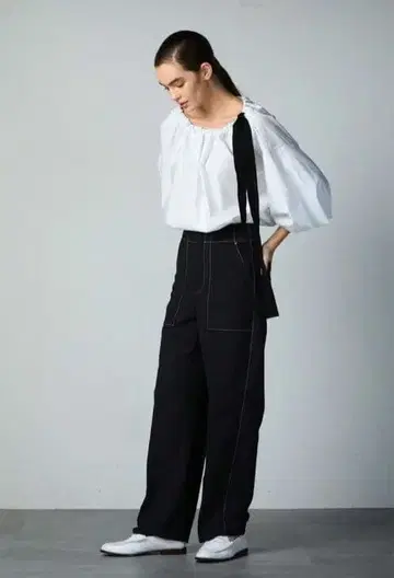 에센 로트레아몽 퍼프 슬리브 블라우스