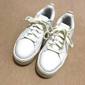 PUMA 화이트 스니커즈 24cm