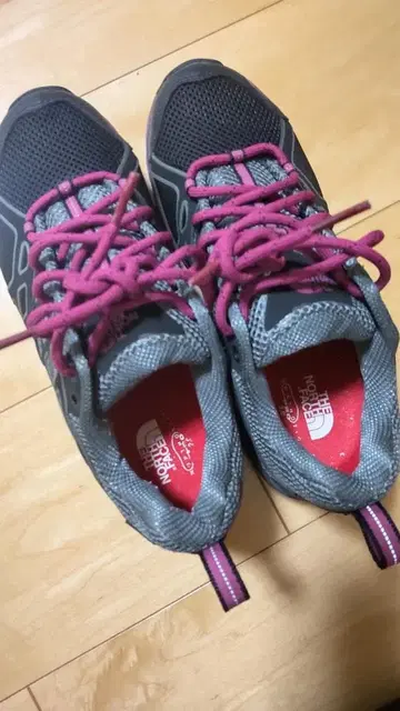 The North Face 트레일 러닝화 그레이/핑크