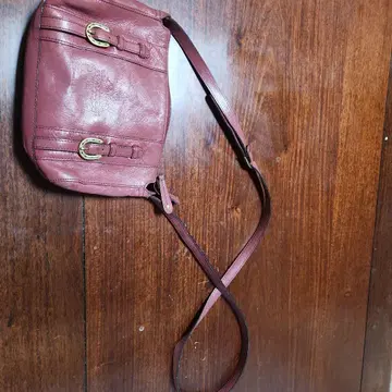 버클 디자인 숄더백 와인 레드