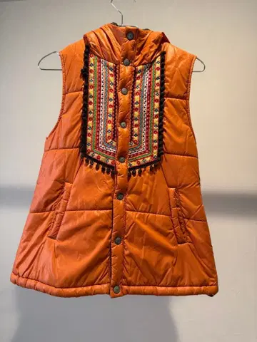 오렌지 자수 다운 베스트