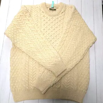 Carraghdown 케이블 니트 스웨터 크림색