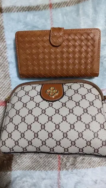 로고 합성 피혁 숄더백