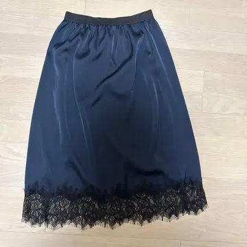 네이비 레이스 트리밍 미디 스커트