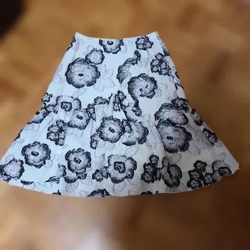 토카 플라워 프린트 무릎 기장 플레어 스커트