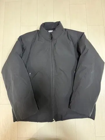 LILL 700 필파워 충전솜 하이넥 루즈 슬리브 패디드 자켓