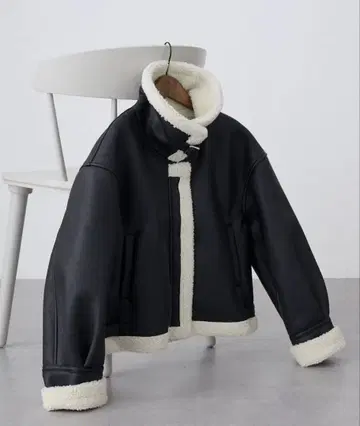 블랙/아이보리 무스탕 자켓