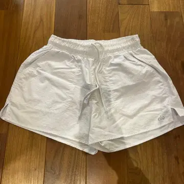 alo 화이트 숏팬츠