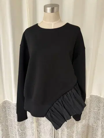 ELENDEEK 블랙 플리츠 맨투맨