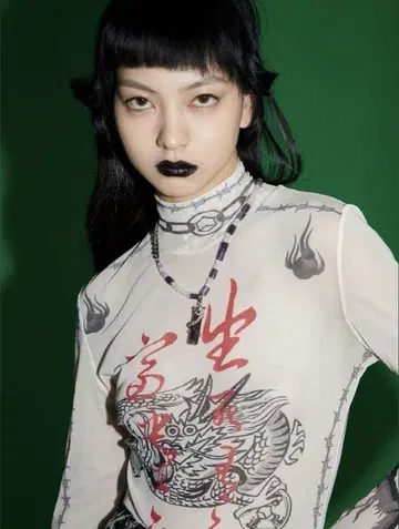 MUKZIN BY THEATER 드래곤 패턴 하이넥 긴팔 시어 탑