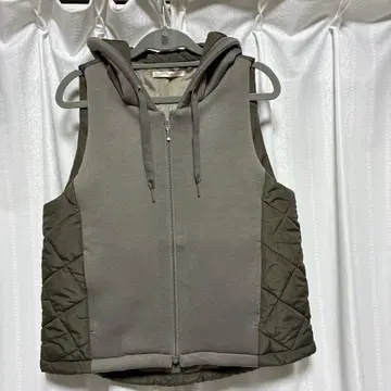 [ 새상품급 ] Chez toi 후드 부착 퀼팅 절개 베스트 카키 프리