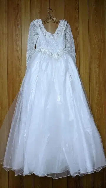 화이트 웨딩 드레스 긴팔 레이스 장식