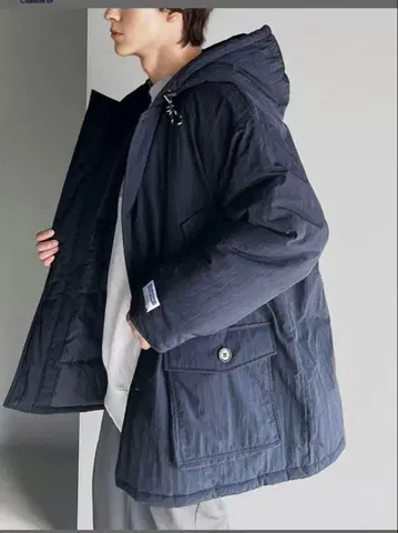 블랙 후드 부착 마운틴 후드티