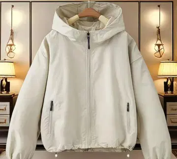 캐주얼 기장의 화이트 자켓입니다.