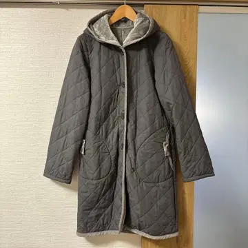 후드 부착 그레이 퀼팅 자켓