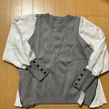 택 포함 그레이 니트 플리츠 디자인 상의