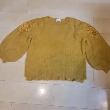 머스타드색 레이스 자수 니트