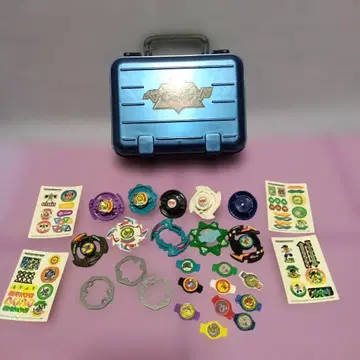 베이블레이드 케이스와 다수의 베이블레이드