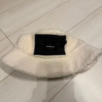 Calvin Klein 아이보리 보아햇