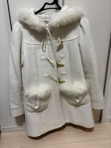 화이트 퍼 더플 코트