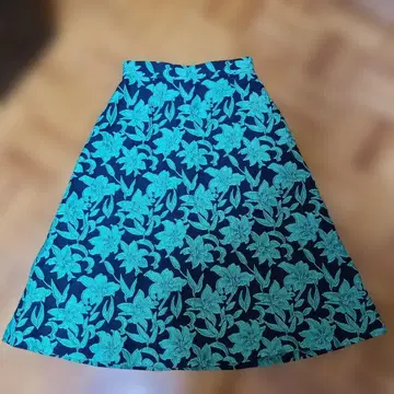 ANAYI 플레어 스커트 네이비와 터콰이즈