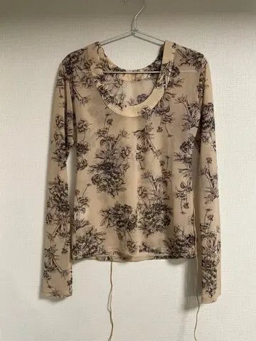 르 시엘 블루 타투 꽃무늬 상의