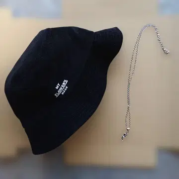 후지이 카제 버킷햇 + 밤 슈나 펜던트