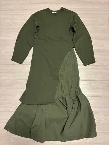 emmi 셋업 캉캉 스커트 올리브 그린