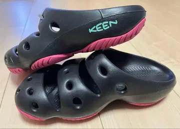 미사용 새상품 KEEN 요기 크로그 샌들 블랙/핑크 24cm