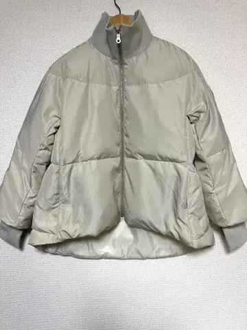 새상품 BEARDSLEY(비어즐리) 지퍼 플레어 다운 화이트