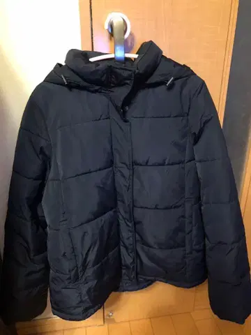 네이비 후드 부착 다운 자켓