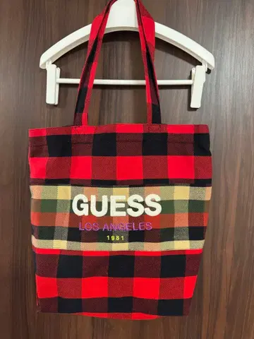 GUESS 체크 무늬 토트백