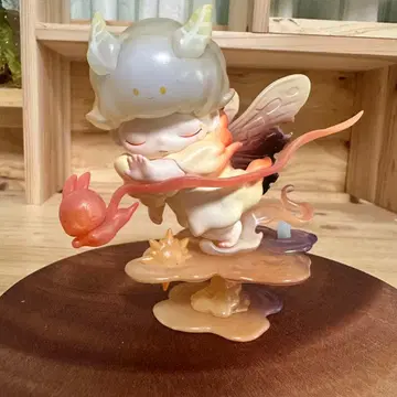 요정 피규어 다색 깃털 포함