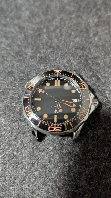 자동 와인딩 다이버 워치 41mm 블랙/오렌지