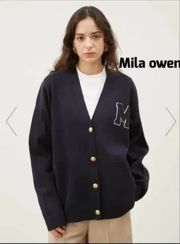 미라 오웬 아플리케 디자인 금장 버튼 V넥 니트 가디건 2025AW