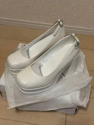 화이트 플랫폼 힐 백 스트랩