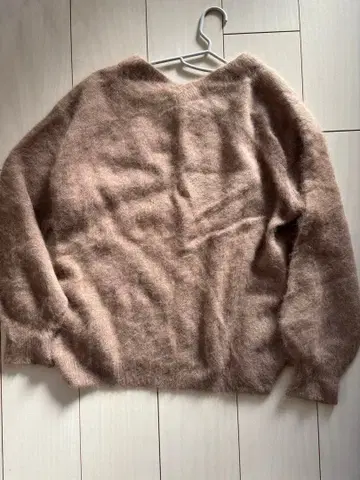 as know as de base 브라운 V넥 스웨터