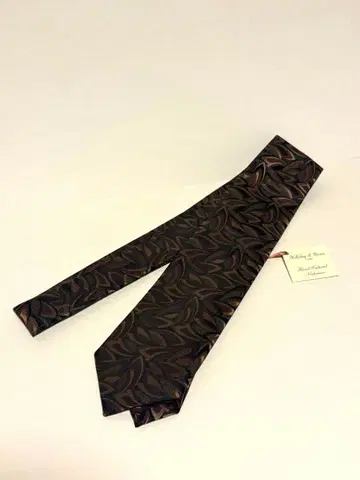 홀리데이 앤 브라운 넥타이