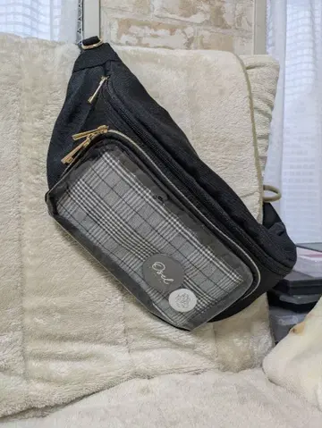 체크 무늬 포켓 부착 숄더백