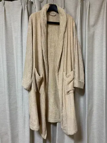 베이지 롱 가운 플리스 소재