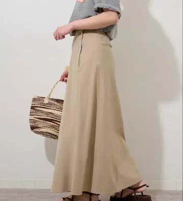 새상품급 relume 레리움 라이트 샴브레이 플레어 스커트 베이지