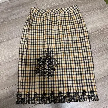 새상품급 DAKS 울 자수 체크 무늬 스커트 42