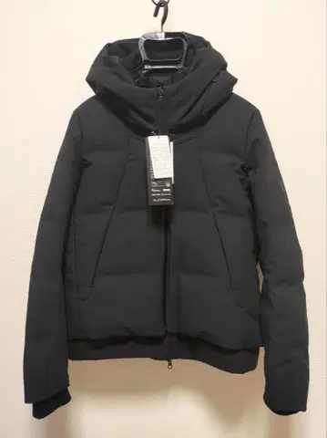 블랙 후드 부착 다운 자켓