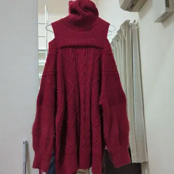 VIS 빨간색 오프숄더 케이블 짜임 니트