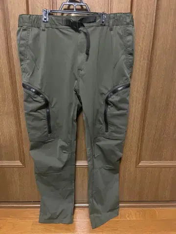 올리브 카고 팬츠 지퍼 포켓 부착