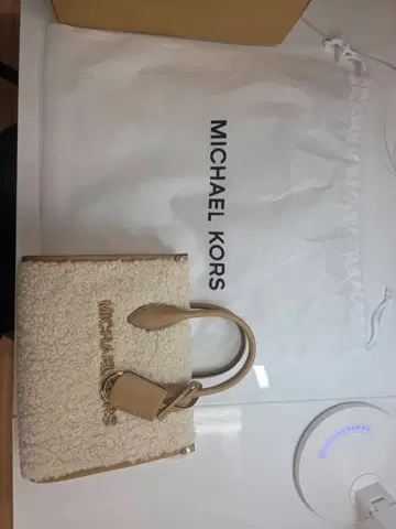 MICHAEL KORS 퍼 스타일 화이트 백